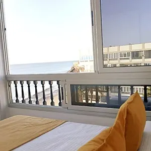 Newly Refurbished Beachfront Apartment. Apartamento